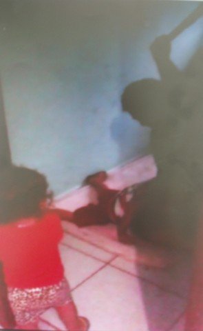 agressor-de-crianca-gravado-em-video-e-preso-1 Cenas fortes: criança observa o pai agredindo o enteado a pauladas - Foto:Kalil de Oliveira/Divulgação/Notisul
