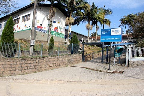 aquisicao-de-terreno-e-o-alvo-de-campanha-1 Escola nunca teve uma quadra para atividades esportivas. - Foto: Jailson Vieira/Banco de imagens/Notisul.