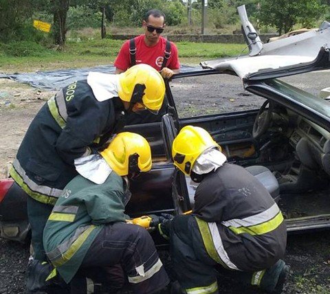 bombeiros-de-armazem-bn-sao-ludgero-e-orleans-participam-de-treinamento-1 Bombeiros conheceram novas técnicas de salvamento no trânsito - Foto: Corpo de Bombeiros de Orleans/Divulgação/Notisul