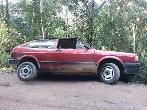 desmanche-de-veiculos-e-descoberto-1 Gol foi recuperado em estrada do interior de Tubarão no fim de semana - Foto:Polícia Militar de Tubarão/Divulgação/Notisul