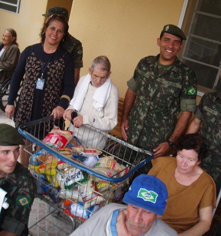 donativos-auxiliam-entidades-de-tubarao-1 Parte dos 500 kg arrecadados foi entregue no Abrigo dos Velhinhos - Foto:Kalil de Oliveira/Notisul