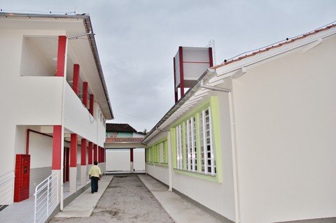 escola-reabre-as-portas-em-10-dias-1 Vigias realizam a guarnição do local, que está prontíssimo para o retorno dos estudantes. - Foto: Rafael Andrade/Notisul.