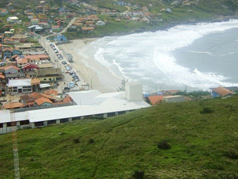 farol-e-o-unico-ponto-improprio-na-regiao-1 Laboratório identificou bactérias fecais nas águas da Prainha, que podem provocar doenças. - Foto: Divulgação/Notisul.