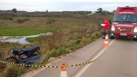 idoso-morre-apos-saida-de-pista-em-jaguaruna-1 Acidente que culminou na morte do senhor Manoel ocorreu em um local sem muito movimento - Foto:Bombeiros Voluntários de Jaguaruna/Divulgação/Notisul