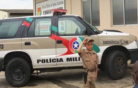 pm-de-tubarao-ajuda-menino-de-6-anos-a-realizar-sonho-1 Sentido: fardado, Davi ganha atenção merecida após demonstrar paixão e reconhecimento pelo trabalho do policial militar - Polícia Militar de Tubarão/Divulgação/Notisul