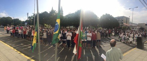 semana-da-patria-e-aberta-na-regiao-1 Estudantes se concentraram ontem em frente à prefeitura de Braço do Norte - Foto:Prefeitura Municipal de Braço do Norte/Divulgação/Notisul