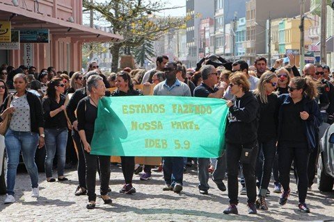 servidores-publicos-vao-as-ruas-por-salarios-1 Manifestações duraram mais de três horas pelas ruas de Laguna - Fotos:Elvis Palma/Divulgação/Notisul