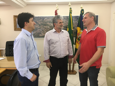 ademir-matos-recebe-beto-marcelino-na-primeira-reuniao-de-transicao-1 Beto (E), Ademir (C) e Ronaldo Fornazza momentos antes da reunião de transição ocorrida nesta terça-feira - Foto:Chênia Cenci/Divulgação/Notisul