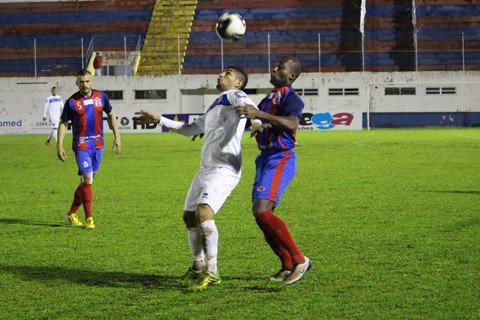 atletico-tubarao-vence-pelo-placar-minimo-1 Mesmo com um campo encharcado, o Tricolor foi mais eficiente e venceu a partida - Foto:William Lampert/Divulgação/Notisul