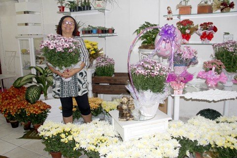 aumenta-expectativa-nas-vendas-de-flores-1 Comerciante prepara-se para atender pedidos alusivos à data - Fotos:Lysiê Santos/Notisul