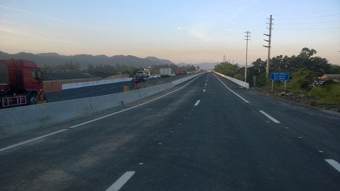br-101-esta-totalmente-duplicada-1 Travessia está liberada para o tráfego. Cabeceira Norte está pronta. Falta apenas sinalizar horizontalmente poucos metros da rodovia no trecho - Foto:Dnit/Divulgação/Notisul