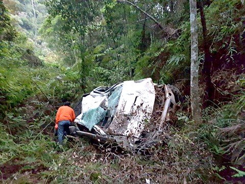 caminhonete-cai-100m-e-2-ficam-feridos-1 Hilux com placas de Tubarão ficou completamente destruída. - Foto: Divulgação/Notisul.