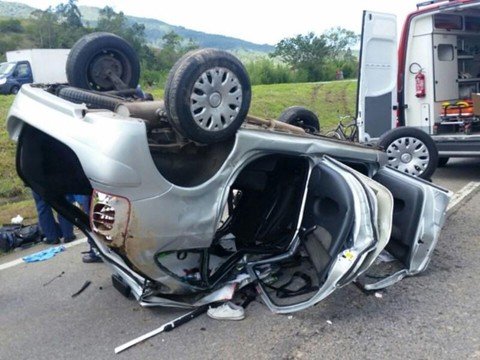 casal-morre-em-capotamento-na-101-1 Carro da família gaúcha ficou com as rodas para cima na pista do sentido Sul - Foto:PRF de Paulo Lopes/Divulgação/Notisul