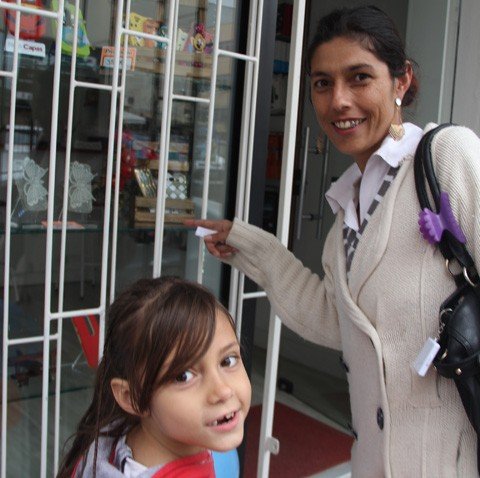 chegou-a-vez-das-criancas-1 Maria Aline quer convencer a mãe a comprar uma boneca - Foto:Kalil de Oliveira/Notisul