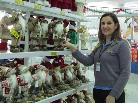comercio-inicia-preparativos-para-as-vendas-1 Supervisora da Top Brasil, Graziele Fernandes acompanha a saída dos novos produtos que chamam a atenção dos consumidores - Fotos:Lysiê Santos/Notisul