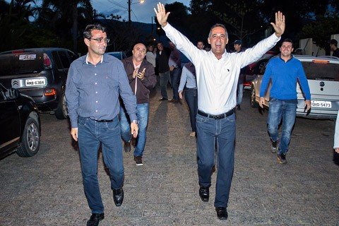 cunha-e-reeleito-1 Sergio Cunha (E) e Nilton Raupp comemoram a conquista - Foto:Fabio Teixeira/Divulgação/Notisul