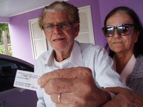 ex-vereador-vota-aos-86-anos-1 Nilton ainda emociona-se quando fala em política. Ele foi vereador por dois mandatos e nunca faltou com o compromisso de votar - Foto:Divulgação/Notisul