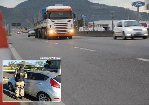 farol-baixo-fiscalizacao-e-intensificada-1 Os policiais rodoviários federais (PRF) e militares rodoviários (PMRv) intensificam a fiscalização - Foto:Kalil de Oliveira/Banco de imagens/Notisul
