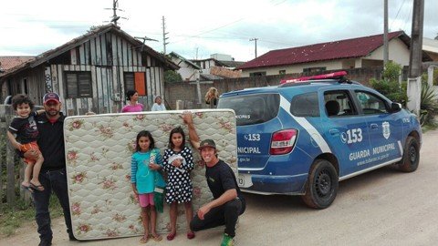 guarda-municipal-e-atowinj-realizam-doacoes-1 Famílias de baixa renda receberam as doações nesta sexta-feira - Foto:Divulgação/Notisul