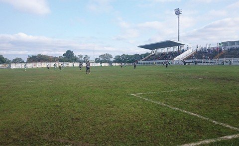 hercilio-luz-aplica-sonoro-6-x-0-1 No jogo entre o líder, Almirante Barroso, contra o atual sexto colocado, Operário de Mafra, deu Barroso, que agora está a um empate do acesso - Foto:Divulgação/Notisul