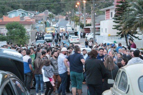 keke-conquista-a-2a-maior-vitoria-na-amurel-1 Correligionários cercaram o prefeito reeleito logo após o término da apuração dos votos. - Foto: Rafael Andrade/Notisul.