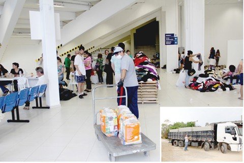 milhares-de-familias-sao-atendidas-1 Ontem, na Arena Multiuso, foram mais de mil quilos de alimentos, 500 litros de leite e sete mil telhas recebidos - Fotos:Jailson Vieira/Notisul