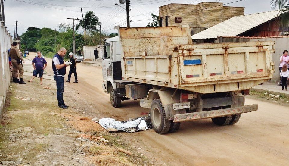 mulher-tem-cabeca-esmagada-por-caminhao-1 Mulher ainda não foi identificada. Corpo ficou sob o caminhão-caçamba em uma rua de estrada de chão batido no bairro Revoredo, em Tubarão. Fotos: Divulgação/Notisul