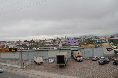 predios-estao-interditados-e-aulas-suspensas-1 Destelhamento de galpões foi a situação mais recorrente em Tubarão - Foto:Kalil de Oliveira/Notisul