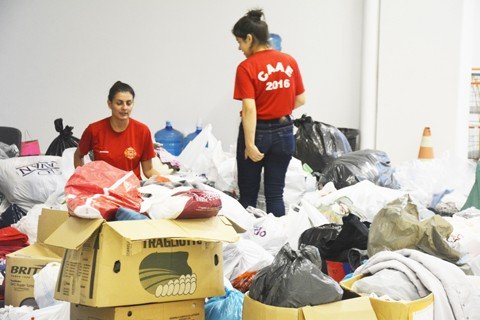 produtos-sao-arrecadados-na-arena-multiuso-1 Diversas pessoas colaboraram com os mais necessitados com donativos ou doando o seu tempo em organizar e separar os produtos - Foto:Luiz Henrique Fogaça/PMT/Divulgação/Notisul