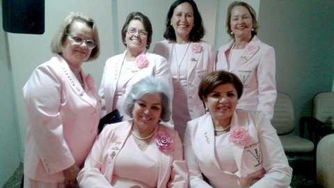 rede-feminina-36-anos-de-atuacao-1 Em pé: Eva de Mendonça Fileti (E), Maria Salete da Silva Ferreira, Vera Lucia Ghizoni Zumblick e Helia Maria Cardoso Martins. Sentadas: Ceres Helena Morais (E) e Maria Bittencourt - Foto:Divulgação/Notisul