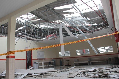 temporal-destroi-escola-recem-reformada-1 Na escola do Km 60, a força do vento arrancou o telhado e abriu rachaduras no teto e nas paredes - Foto:Jailson Vieira/Notisul