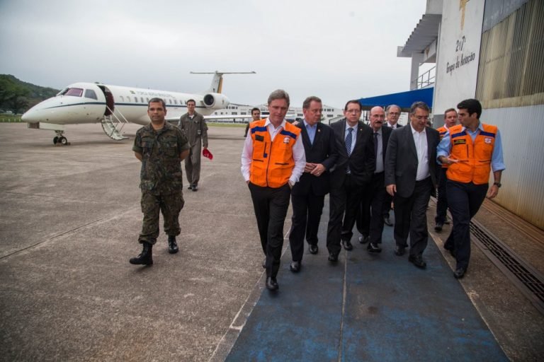 Autoridades do Ministério da Integração Nacional decretaram ajuda a Tubarão e região na tarde de ontem, em visita ao governador Raimundo Colombo, na capital catarinense (Foto: Ministério da Integração Nacional/Divulgação/Notisul)