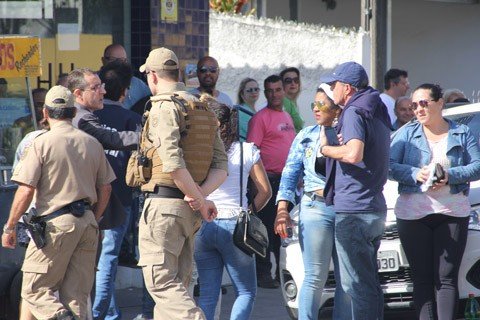 varias-ocorrencias-foram-registradas-1 PM ficou de prontidão na frente de vários colégios eleitorais da região, como este no bairro Oficinas, em Tubarão - Foto:Rafael Andrade/Notisul
