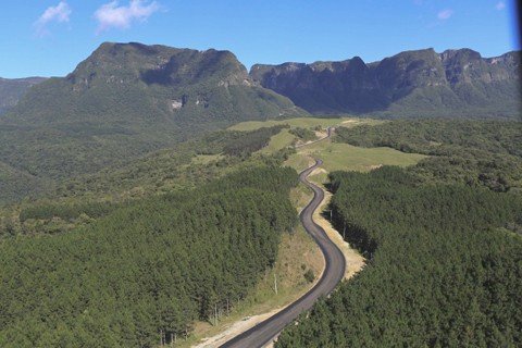 ano-fechara-com-8km-pavimentados-1 Percurso pavimentado deve impulsionar o turismo local e facilitar o escoamento da produção agrícola da região - Foto:Julio Cavalheiro/Secom/Divulgação/Notisul