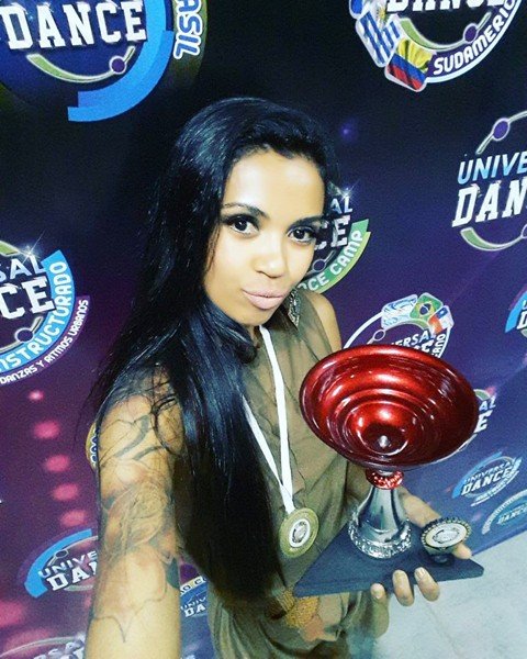 bailarina-de-imbituba-conquista-titulo-1 Priscila em pose logo após receber o prêmio. - Foto: Divulgação/Notisul.