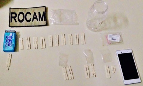 droga-sintetica-e-apreendida-pela-pm-1 O uso do ecstasy pode causar lesão no fígado, que fica amolecido, além de aumentar de tamanho, com tendência a sangramentos. Dependendo do grau de toxicidade, o quadro evolui para hepatite fulminante, podendo causar a morte