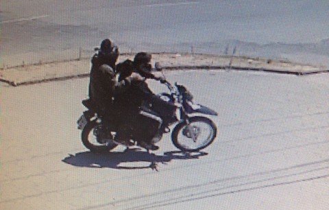 dupla-invade-loja-agride-e-foge-com-moto-do-dono-1 Assaltantes fugiram em alta velocidade com a motocicleta Bros 160 do proprietário do estabelecimento comercial - Foto:Divulgação/Notisul