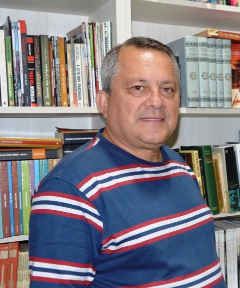 escritor-lanca-livro-em-laguna-1 Livro de Valmir Guedes Júnior será lançado amanhã - Foto:Valmir Guesdes/Divulgação/Notisul