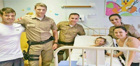 pms-visitam-na-capital-bebe-que-salvaram-em-garopaba-1 Família de Lara recebeu policiais, ontem, em hospital de Florianópolis - Foto:Divulgação/Notisul