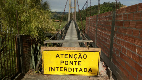 ponte-da-guarda-e-interditada-1 Travessia está bloqueada. Há risco de queda para quem se aventurar - Foto:Prefeitura de Tubarão/Divulgação/Notisul