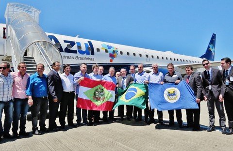 primeiro-voo-da-azul-pousa-em-jaguaruna-1 Chegada da nova linha aérea reúne lideranças políticas e empresariais no Aeroporto Regional - Foto:Fotos:Lysiê Santos/Notisul