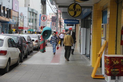 Comércio de Tubarão atrai a população local e de municípios vizinhos que pesquisam promoções para as compras de fim de ano  -  Foto:Lysiê Santos/Notisul