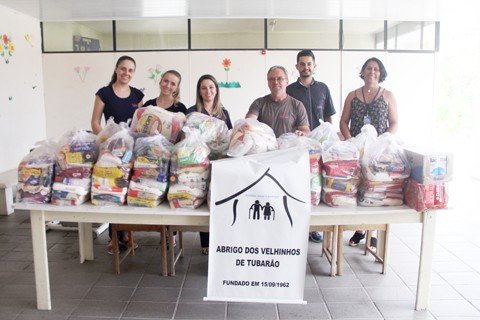 95-cestas-basicas-sao-entregues-1 Funcionários da Bite Peças e Tintas de Tubarão entregaram alimentos no Abrigo dos Velhinhos, ontem. - Foto: Lysiê Santos/Notisul.