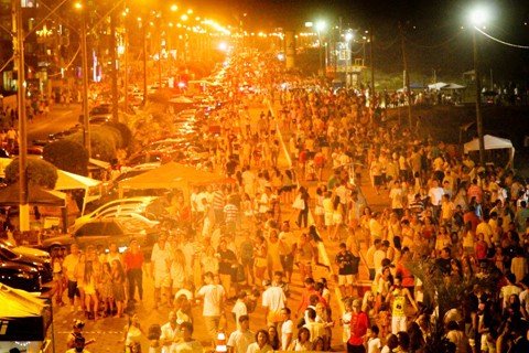 atracoes-locais-embalam-reveillon-em-laguna-e-imbituba-1 Cerca de 300 mil pessoas são esperadas no Réveillon de Laguna na avenida Beira-Mar. - Foto: Prefeitura de LagunaDivulgação/Notisul.
