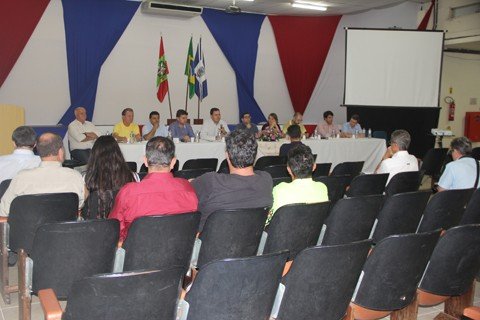 audiencia-publica-debate-impacto-ambiental-1 Técnicos e lideranças locais debateram os impactos que a obra trará a Tubarão, Capivari e Laguna - Fotos: Lysiê Santos/Notisul