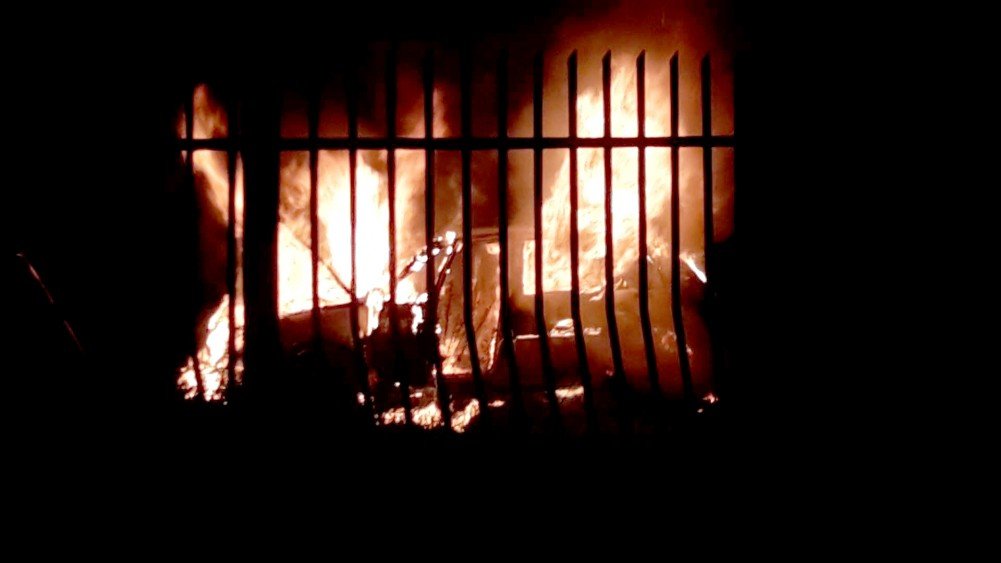 carro-e-incendiado-apos-ser-furtado-em-tubarao-1 O Gol ficou totalmente danificado.