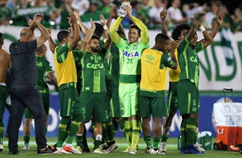 chape-e-declarada-campea-da-sul-americana-1 Dezenove jogadores da Chape morreram no acidente aéreo na semana passada e três conseguiram sobreviver - Foto:Divulgação/Notisul