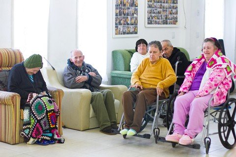 crise-financeira-pode-encerrar-atividades-1 Idosos aguardam ações para continuidade dos serviços do abrigo, que há 22 anos ajuda os imbitubenses - Foto:Suzana Gil/Divulgação/Notisul