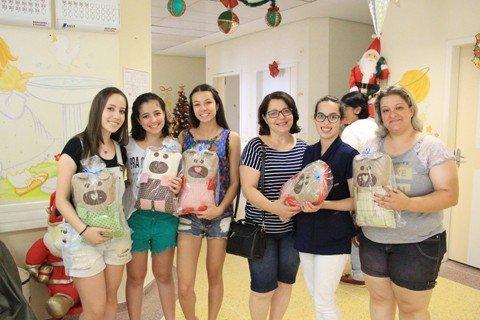 doacoes-alegram-criancas-internadas-no-hnsc-1 Travesseirinhos infantis foram entregues por voluntárias na ala pediátrica do Hospital Nossa Senhora da Conceição. - Foto: HNSC/Divulgação/Notisul