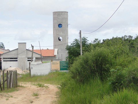Obra foi erguida em um terreno de difícil acesso. A vegetação se prolifera aos arredores do imóvel abandonado  -  Fotos: João Idalêncio/Divulgação/Notisul